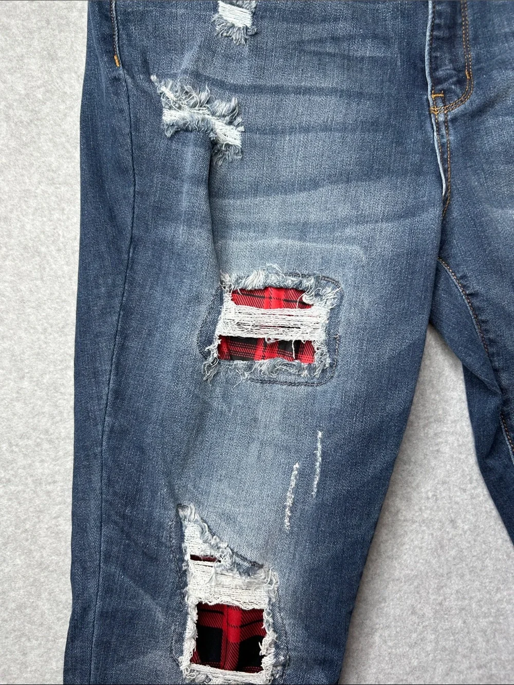 Judy Blue Distressed Jeans in Mid Blue with Red Patch Underlays‎